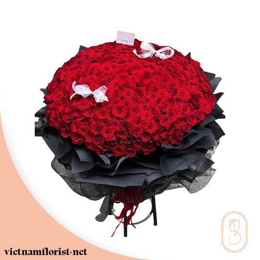 365 Days of Love – Roses, 100 Roses bouquet by Vietnamflorist.net, perfect for any occasion.